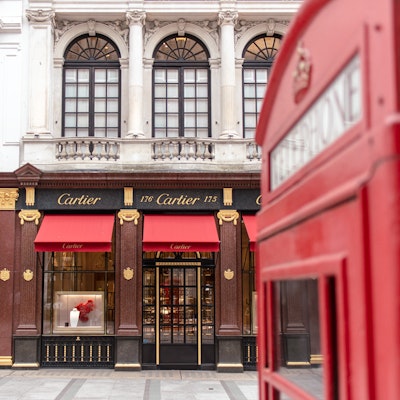 Photo of a Cartier shopfront with a red K6 telephone box in the foreground.