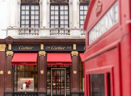 Photo of a Cartier shopfront with a red K6 telephone box in the foreground.