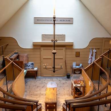 Photo of the operating theatre, a semicircular room with raised viewing area.